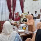 Mukarramah Fadhlullah, memimpin rapat perdana sekaligus silaturahmi bersama jajaran pengurus Perwosi Aceh di Aula Rumah Dinas Wakil Gubernur Aceh, Jumat (28/8/2026).
