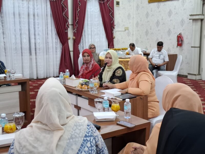 Mukarramah Fadhlullah, memimpin rapat perdana sekaligus silaturahmi bersama jajaran pengurus Perwosi Aceh di Aula Rumah Dinas Wakil Gubernur Aceh, Jumat (28/8/2026).