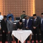 Wakil Gubernur Aceh Fadhlullah dan
Seluruh fraksi di Dewan Perwakilan Rakyat Aceh (DPRA),Persetujuan tersebut disampaikan dalam sidang paripurna DPRA di Gedung DPRA, Banda Aceh, Kamis (27/8/2026).