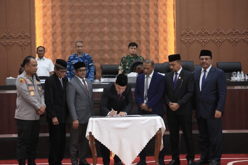 Wakil Gubernur Aceh Fadhlullah dan
Seluruh fraksi di Dewan Perwakilan Rakyat Aceh (DPRA),Persetujuan tersebut disampaikan dalam sidang paripurna DPRA di Gedung DPRA, Banda Aceh, Kamis (27/8/2026).