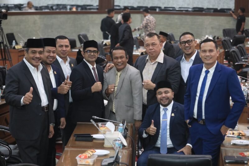 Pemerintah Aceh dalam rapat tersebut diwakili Pelaksana Tugas (Plt) Sekretaris Daerah Aceh, Taufik, S.T., M.Si.,menghadiri
rapat paripurna penyampaian pendapat Banggar DPRA terhadap Rancangan Qanun Pertanggungjawaban APBA 2025 yang berlangsung di Gedung Utama DPRA, Banda Aceh, Rabu (26/8/2026)