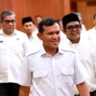 Wagub Dek Fadh didampingi Plt. Sekretaris Daerah (Sekda) Aceh, Taufik ST, M.Si, pada saat memimpin Rapat Koordinasi bersama jajaran Satuan Kerja Perangkat Aceh (SKPA) di Gedung Serbaguna Sekretariat Daerah Aceh, Rabu (26/8/2026).