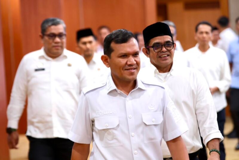 Wagub Dek Fadh didampingi Plt. Sekretaris Daerah (Sekda) Aceh, Taufik ST, M.Si, pada saat memimpin Rapat Koordinasi bersama jajaran Satuan Kerja Perangkat Aceh (SKPA) di Gedung Serbaguna Sekretariat Daerah Aceh, Rabu (26/8/2026).