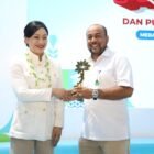 Ketua Dewan Komisioner Otoritas Jasa Keuangan (OJK), Friderica Widyasari Dewi, kepada Direktur Utama Bank Aceh Syariah, Fadhil Ilyas. Penyerahan berlangsung dalam rangkaian acara Puncak Hari Indonesia Menabung dan Bulan Literasi Keuangan 2026 di Sekolah Rakyat 13 Bekasi, Jumat (28/8/2026).