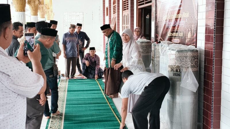 Sekretaris Komisi VII DPRA,Yahdi Hasan, menyalurkan bantuan sajadah
diserahkan secara simbolis di Masjid Al-Ikhlas, Kute (Desa) Kutambaru, Kecamatan Lawe Bulan, di Kabupaten Aceh Tenggara, Kamis (13/8/2026).