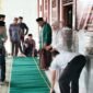 Sekretaris Komisi VII DPRA,Yahdi Hasan, menyalurkan bantuan sajadah
diserahkan secara simbolis di Masjid Al-Ikhlas, Kute (Desa) Kutambaru, Kecamatan Lawe Bulan, di Kabupaten Aceh Tenggara, Kamis (13/8/2026).