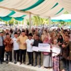 Baitul Mal Aceh (BMA) resmi menyalurkan bantuan modal usaha berbasis individu tahap kedua, turut dihadiri sejumlah pejabat daerah dan lembaga pengawas independen, seperti perwakilan DPR Aceh, Asisten Administrasi Umum Sekda Aceh, Inspektur Aceh, perwakilan Bank Aceh, serta lembaga non-pemerintah seperti YARA, MaTA, dan GeRAK Aceh sebagai bentuk komitmen transparansi pengawasan, pada hari Rabu (19/8/2026).