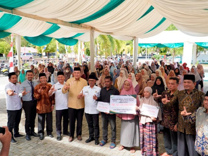 Baitul Mal Aceh (BMA) resmi menyalurkan bantuan modal usaha berbasis individu tahap kedua, turut dihadiri sejumlah pejabat daerah dan lembaga pengawas independen, seperti perwakilan DPR Aceh, Asisten Administrasi Umum Sekda Aceh, Inspektur Aceh, perwakilan Bank Aceh, serta lembaga non-pemerintah seperti YARA, MaTA, dan GeRAK Aceh sebagai bentuk komitmen transparansi pengawasan, pada hari Rabu (19/8/2026).