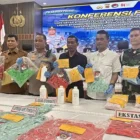 Ketua DPRA Zulfadhli mendampingi Kapolda Aceh Irjen Pol Ruddi Setiawan saat memperlihatkan barang bukti hasil tindak pidana narkotika dalam konferensi pers di Aula Presisi Polda Aceh, Senin (10/8/2026).