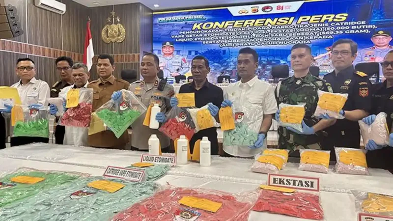 Ketua DPRA Zulfadhli mendampingi Kapolda Aceh Irjen Pol Ruddi Setiawan saat memperlihatkan barang bukti hasil tindak pidana narkotika dalam konferensi pers di Aula Presisi Polda Aceh, Senin (10/8/2026).