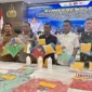 Ketua DPRA Zulfadhli mendampingi Kapolda Aceh Irjen Pol Ruddi Setiawan saat memperlihatkan barang bukti hasil tindak pidana narkotika dalam konferensi pers di Aula Presisi Polda Aceh, Senin (10/8/2026). 