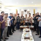 Ketua DPRA didampingi oleh para Wakil Ketua DPRA, pimpinan Fraksi, pimpinan Alat Kelengkapan Dewan (AKD), serta Sekretaris DPR Aceh,menerima kunjungan silaturahmi Kapolda Aceh, Irjen Pol. Ruddi Setiawan, S.I.K., S.H., M.H., beserta jajaran pejabat utama Polda Aceh di Ruang Kerja Ketua DPRA, Banda Aceh, Selasa (28/7/2026).
