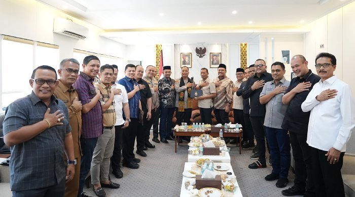 Ketua DPRA didampingi oleh para Wakil Ketua DPRA, pimpinan Fraksi, pimpinan Alat Kelengkapan Dewan (AKD), serta Sekretaris DPR Aceh,menerima kunjungan silaturahmi Kapolda Aceh, Irjen Pol. Ruddi Setiawan, S.I.K., S.H., M.H., beserta jajaran pejabat utama Polda Aceh di Ruang Kerja Ketua DPRA, Banda Aceh, Selasa (28/7/2026).
