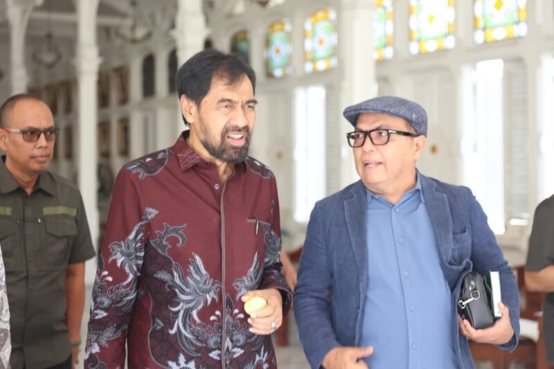 Gubernur Aceh, Muzakir Manaf dan Juru Bicara Pemerintah Aceh, Nurlis Effendi.