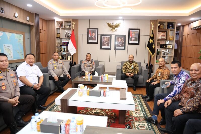 Jajaran Direksi Bank Aceh Syariah (BAS) melakukan kunjungan silaturahmi dengan Kapolda Aceh Irjen Pol. Ruddi Setiawan di ruang kerja Kapolda Aceh, Kamis (17/9/2026).