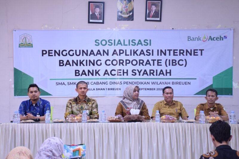 Sekretaris Perusahaan Bank Aceh, Ilham Novrizal, sosialisasikan Internet Banking Corporate (IBC) Kegiatan berlangsung di SMAN 1 Bireuen, Selasa (22/9/2026).