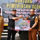 Wakil Gubernur Aceh, H. Fadhlullah, didampingi Asisten Administrasi Umum Sekda Aceh, Dr. A. Murtala, M.Si., Kepala Dinas Sosial Aceh Budi Afrizal, S.KM., M.KM., Staf Ahli Gubernur Aceh Bidang Keistimewaan Aceh Dr. Husnan, ST, MP, serta Kepala Biro Administrasi Pimpinan Setda Aceh, Akkar Arafat, S.STP, M.Si. Pendistribusian bantuan Secara simbolis, bantuan tersebut diserahkan untuk Kabupaten Aceh Jaya, Aceh Barat, dan Nagan Raya pada Selasa (1/9/2026), di Kantor Gubernur Aceh, Banda Aceh.