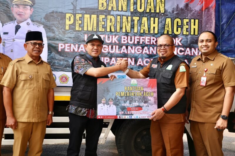 Wakil Gubernur Aceh, H. Fadhlullah, didampingi Asisten Administrasi Umum Sekda Aceh, Dr. A. Murtala, M.Si., Kepala Dinas Sosial Aceh Budi Afrizal, S.KM., M.KM., Staf Ahli Gubernur Aceh Bidang Keistimewaan Aceh Dr. Husnan, ST, MP, serta Kepala Biro Administrasi Pimpinan Setda Aceh, Akkar Arafat, S.STP, M.Si. Pendistribusian bantuan Secara simbolis, bantuan tersebut diserahkan untuk Kabupaten Aceh Jaya, Aceh Barat, dan Nagan Raya pada Selasa (1/9/2026), di Kantor Gubernur Aceh, Banda Aceh.