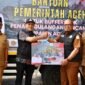 Wakil Gubernur Aceh, H. Fadhlullah, didampingi Asisten Administrasi Umum Sekda Aceh, Dr. A. Murtala, M.Si., Kepala Dinas Sosial Aceh Budi Afrizal, S.KM., M.KM., Staf Ahli Gubernur Aceh Bidang Keistimewaan Aceh Dr. Husnan, ST, MP, serta Kepala Biro Administrasi Pimpinan Setda Aceh, Akkar Arafat, S.STP, M.Si. Pendistribusian bantuan Secara simbolis, bantuan tersebut diserahkan untuk Kabupaten Aceh Jaya, Aceh Barat, dan Nagan Raya pada Selasa (1/9/2026), di Kantor Gubernur Aceh, Banda Aceh.