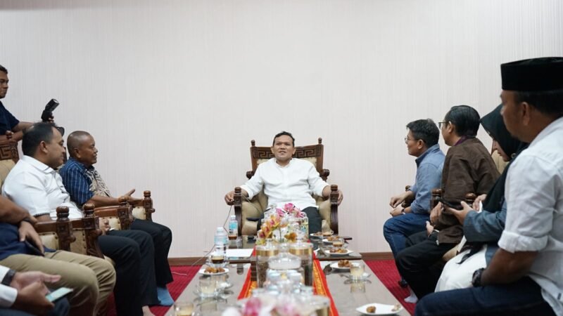 Wakil Gubernur Aceh Fadhlullah turut didampingi Kepala Biro Administrasi Pimpinan Setda Aceh, Akkar Arafat, S.STP., M.Si. menerima kunjungan silaturahmi LKBN Antara di Rumah Dinas Wakil Gubernur Aceh, Banda Aceh, Selasa sore (25/8/2026).