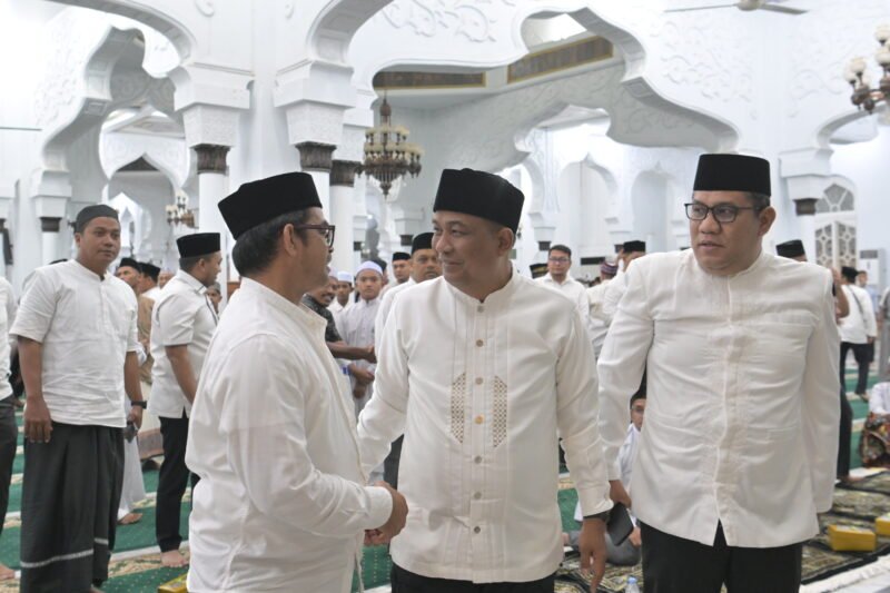Plt. Sekretaris Daerah Aceh, Taufik, menghadiri Peringatan Maulid Nabi Muhammad SAW 1448 Hijriah di Masjid Raya Baiturrahman, Banda Aceh, Senin malam (24/8/2026).
