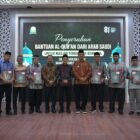 Wakil Gubernur Aceh Fadhlullah, menyalurkan bantuan Al-Qur’an dari Kerajaan Arab Saudi kepada masyarakat Aceh, serta masyarakat yang membutuhkan, Kamis (20/8/2026).