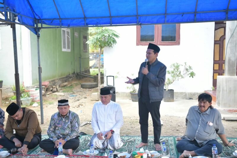Wakil Gubernur Aceh Fadhlullah, didampingi Kepala DSI Aceh Dr. Misran Fuadi, Kepala Biro Administrasi Pimpinan Setda Aceh Akkar Arafat,  bertakziah ke rumah duka almarhumah Ummi Rubiah binti Tgk. Arifin, ibunda Ketua Badan Baitul Mal Aceh, Abon Yunus, di Gampong Seneubok, Kecamatan Darul Aman, Kabupaten Aceh Timur, Kamis (20/8/2026)