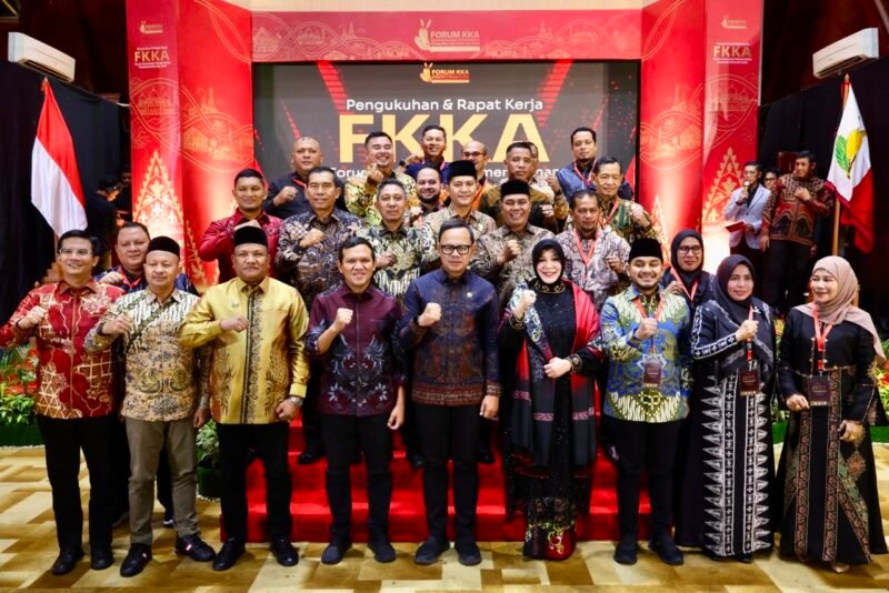 Wakil Gubernur Aceh Fadhlullah menghadiri pengukuhan Dewan Pimpinan Forum Komunikasi Pemerintahan Kabupaten/Kota se-Aceh (Forum KKA) periode 2025–2030 di Anjong Mon Mata, Banda Aceh, Rabu (19/8/2026).
