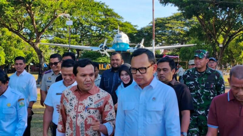 Wakil Gubernur Aceh Fadhlullah bersama Wamen Bima Arya Sugiarto, sejumlah anggota DPRA, serta berbagai unsur terkait meninjau langsung Lapangan Blang Padang, Banda Aceh, Rabu (19/8/2026).