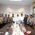 Direktur Utama Bank Aceh Syariah, Fadhil Ilyas, menyalurkan zakat perusahaan kepada Kepala Baitul Mal Aceh, sebesar Rp2,7 miliar diserahkan secara langsung di Kantor Pusat Bank Aceh Syariah, Banda Aceh, Selasa (1/9/2026).