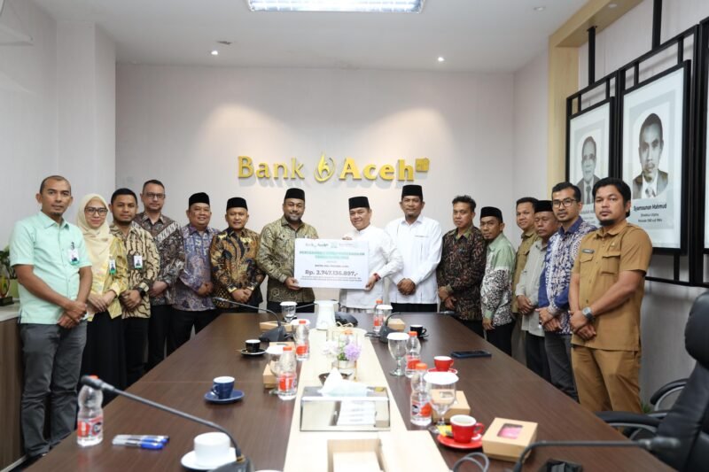 Direktur Utama Bank Aceh Syariah, Fadhil Ilyas, menyalurkan zakat perusahaan kepada Kepala Baitul Mal Aceh, sebesar Rp2,7 miliar diserahkan secara langsung di Kantor Pusat Bank Aceh Syariah, Banda Aceh, Selasa (1/9/2026).
