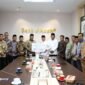 Direktur Utama Bank Aceh Syariah, Fadhil Ilyas, menyalurkan zakat perusahaan kepada Kepala Baitul Mal Aceh, sebesar Rp2,7 miliar diserahkan secara langsung di Kantor Pusat Bank Aceh Syariah, Banda Aceh, Selasa (1/9/2026).