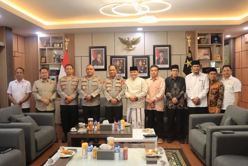 Kapolda Aceh Irjen Pol. Ruddi Setiawan menerima kunjungan silaturahmi Ketua Badan Baitul Mal Aceh (BMA) Tgk. H. Muhammad Yunus M. Yusuf di ruang kerjanya, Rabu, (2/9/2026).