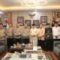 Kapolda Aceh Irjen Pol. Ruddi Setiawan menerima kunjungan silaturahmi Ketua Badan Baitul Mal Aceh (BMA) Tgk. H. Muhammad Yunus M. Yusuf di ruang kerjanya, Rabu, (2/9/2026).