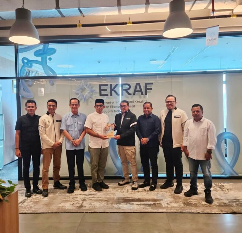 Kadisdik Dayah Aceh, Muhsin Thahir, S.Pd.I., M.Pd.I., bersama Anggota Komisi VII DPRA, Romi Syahputra, dengan Menteri Ekonomi Kreatif RI, Teuku Riefky Harsya, di Kantor Kementerian Ekonomi Kreatif RI, Jakarta Pusat, Jumat (4/9/2026).