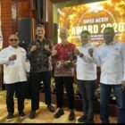 General Manager (GM) PT Solusi Bangun Andalas (SBA) R. Adi Santosa didampingi Head of Media PT SBA Faraby Azwany foto bersama jajaran pengurus SMSI Aceh Besar di Anjong Mon Mata, Banda Aceh, Sabtu (5/9/2026)