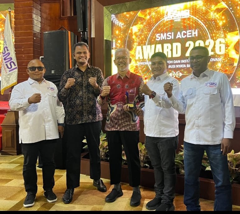 General Manager (GM) PT Solusi Bangun Andalas (SBA) R. Adi Santosa didampingi Head of Media PT SBA Faraby Azwany foto bersama jajaran pengurus SMSI Aceh Besar di Anjong Mon Mata, Banda Aceh, Sabtu (5/9/2026)