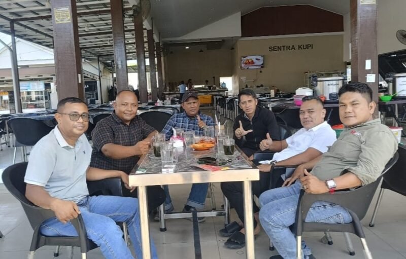 Ketua SMSI Aceh Besar Zulfikar bersama Ketua DPRK Aceh Besar Abdul Mufti, A.Md., didampingi Sekretaris SMSI Aceh Besar Sadhali dan Bendahara Azhari Usman, saat bersilaturahmi di Sentra Kupi, Lampenerut, Aceh Besar, Rabu (9/9/2026). Foto: SMSI Aceh Besar.