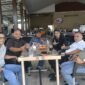Ketua SMSI Aceh Besar Zulfikar bersama Ketua DPRK Aceh Besar Abdul Mufti, A.Md., didampingi Sekretaris SMSI Aceh Besar Sadhali dan Bendahara Azhari Usman, saat bersilaturahmi di Sentra Kupi, Lampenerut, Aceh Besar, Rabu (9/9/2026). Foto: SMSI Aceh Besar.