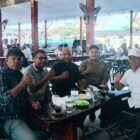 Bupati Aceh Besar Muharram Idris (Syech Muharram) foto bersama pengurus SMSI Aceh Besar usai pertemuan silaturahmi di salah satu warung kopi kawasan Lampenerut, Aceh Besar, Rabu (9/9/2026). Foto: (SMSI Aceh Besar).