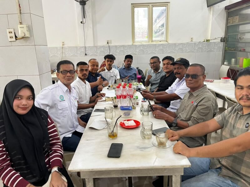 Pengurus SMSI Aceh Besar mengikuti rapat perdana persiapan pelantikan kepengurusan masa bakti 2026–2029 di salah satu warung kopi kawasan Lambaro, Aceh Besar, Kamis (10/9/2026). FOTO: (SMSI Aceh Besar).