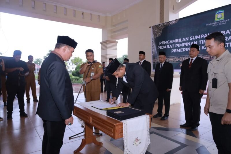 Bupati Aceh Besar H Muharram Idri (Syech Muharram) memberikan ucapan selamat kepada para pejabat pimpinan tinggi pratama yang dilantik, di Kantor Bupati Aceh Besar, Kota Jantho, Senin (14/9/2026) siang. FOTO/ PROKOPIM PEMKAB ACEH BESAR