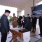 Bupati Aceh Besar H Muharram Idri (Syech Muharram) memberikan ucapan selamat kepada para pejabat pimpinan tinggi pratama yang dilantik, di Kantor Bupati Aceh Besar, Kota Jantho, Senin (14/9/2026) siang. FOTO/ PROKOPIM PEMKAB ACEH BESAR