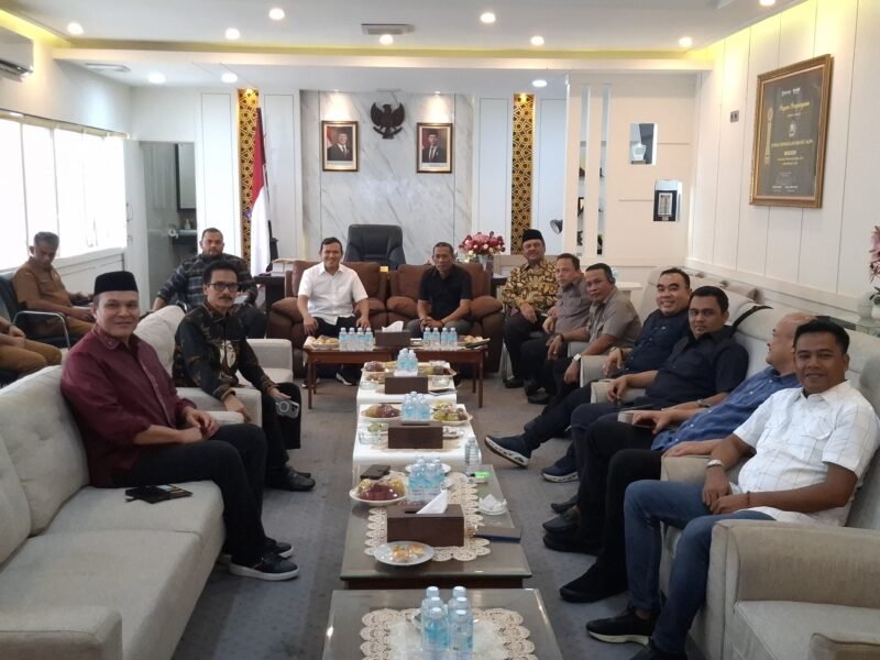 Wakil Gubernur Aceh Fadhlullah
bersama Dewan Perwakilan Rakyat Aceh membahas perkembangan perubahan atas Undang-Undang Nomor 11 Tahun 2006 tentang Pemerintahan Aceh (UUPA), dalam pertemuan bersama unsur pimpinan dan fraksi DPRA, Senin (14/9/2026).