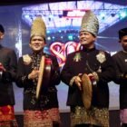 Wakil Gubernur Aceh, Fadhlullah, S.E. menghadiri penutupan rangkaian Peringatan Hari Milad ke-800 Samudera Pasai Aceh Utara yang berlangsung di halaman Kantor Bupati Aceh Utara, Minggu (13/9/2026).