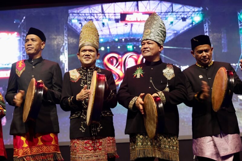 Wakil Gubernur Aceh, Fadhlullah, S.E. menghadiri penutupan rangkaian Peringatan Hari Milad ke-800 Samudera Pasai Aceh Utara yang berlangsung di halaman Kantor Bupati Aceh Utara, Minggu (13/9/2026).