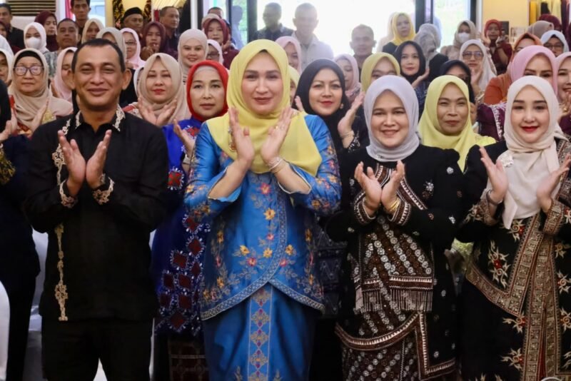 Ketua Dekranasda Aceh Marlina Usman, membuka Rapat Kerja Daerah Dekranasda se-Aceh tahun 2026 dan Pameran Kriya Unggulan, di Galery Dekranasda Aceh, di komplek Taman Sultanah Syafiatuddin , Minggu (13/9/2026).