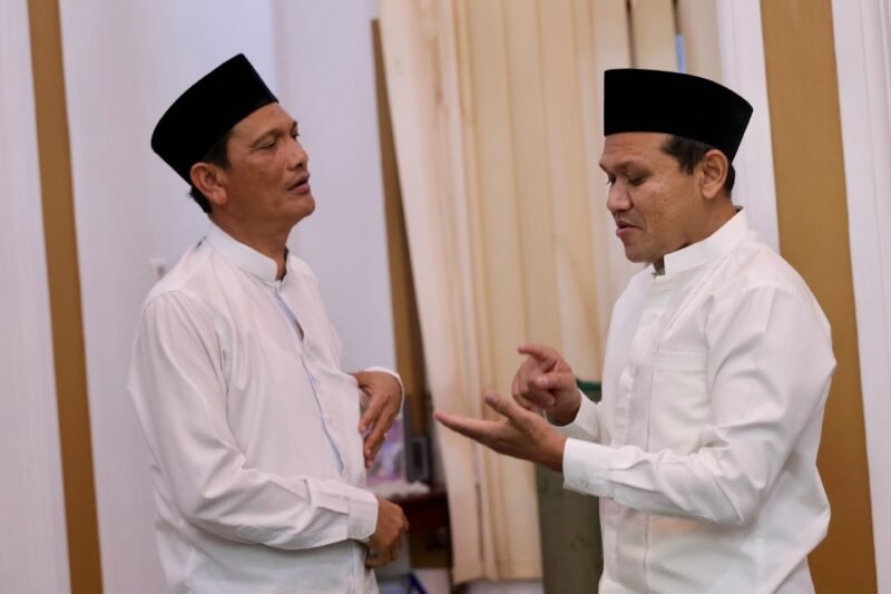 Wakil Gubernur Aceh, Fadlullah, bersilaturahmi dengan salah seorang ulama kharismatik Aceh, Tgk. H. Muzakkir bin Abdullah atau yang akrab disapa Waled Lapang, di Kabupaten Aceh Utara, Minggu, 13/9/2026.