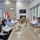 Sekda Aceh Besar Bahrul Jamil, S.Sos., M.Si., menerima audiensi pengurus SMSI Aceh Besar di ruang kerjanya, Kota Jantho, Selasa (15/9/2026). Foto: (SMSI Aceh Besar).