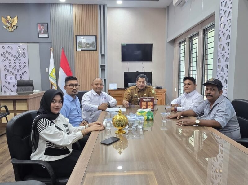 Sekda Aceh Besar Bahrul Jamil, S.Sos., M.Si., menerima audiensi pengurus SMSI Aceh Besar di ruang kerjanya, Kota Jantho, Selasa (15/9/2026). Foto: (SMSI Aceh Besar).